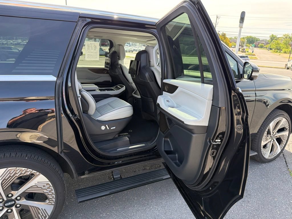 Certified 2025 Lincoln Navigator L Black Label AWD/4WD image 22