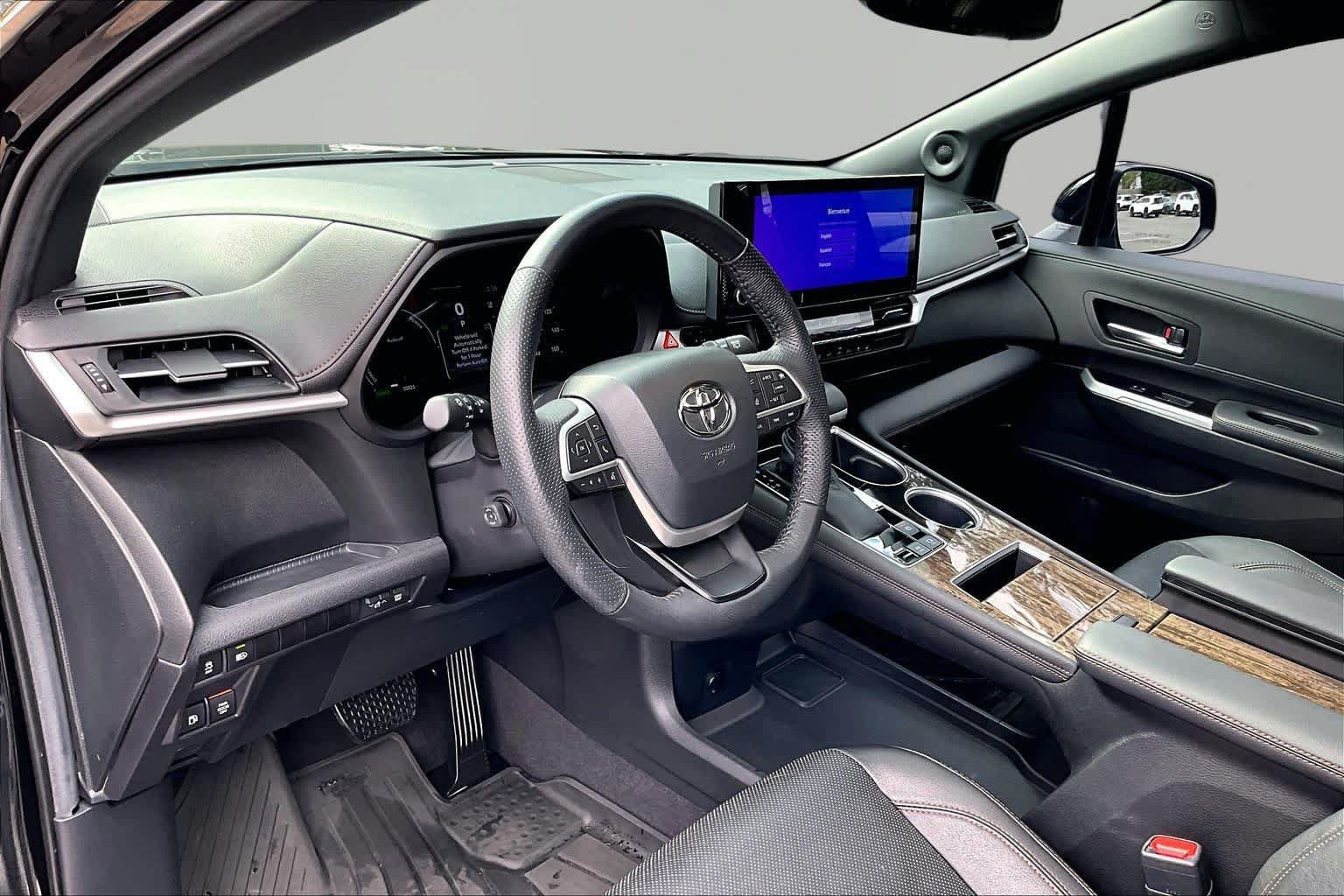 Certified 2025 Toyota Sienna Limited FWD image 18