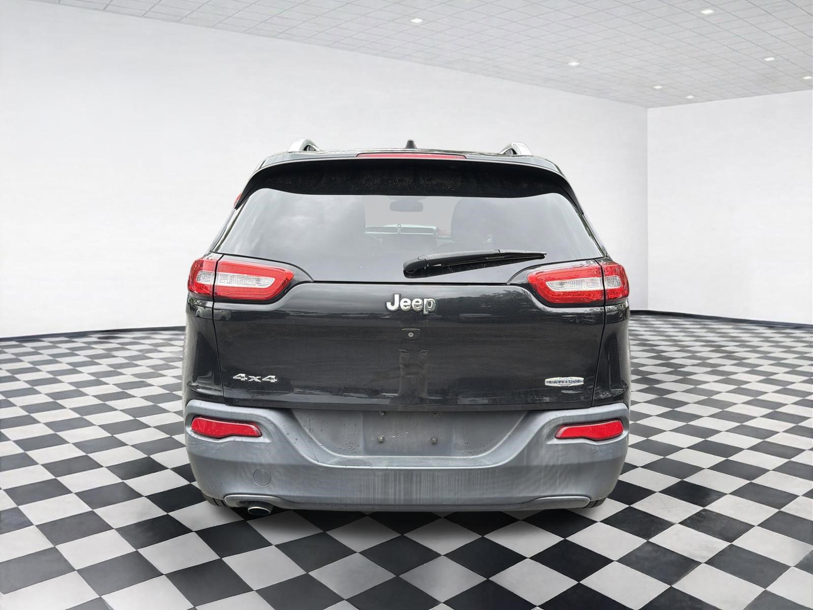 Used 2016 Jeep Cherokee Latitude w/ Cold Weather Group AWD/4WD image 5
