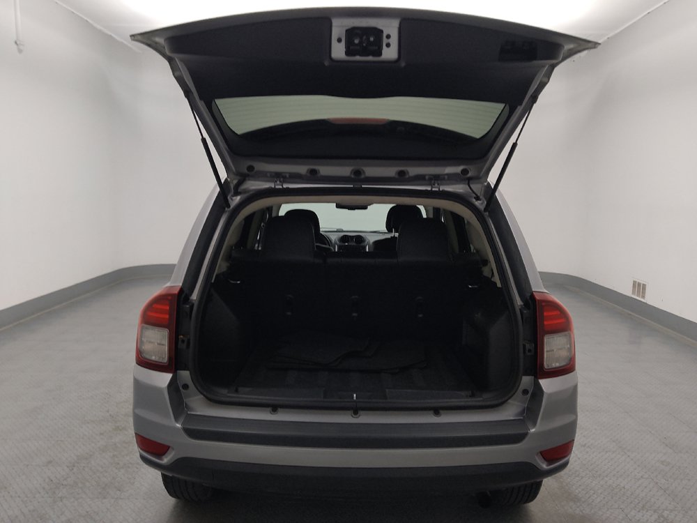 Used 2017 Jeep Compass Latitude FWD image 29