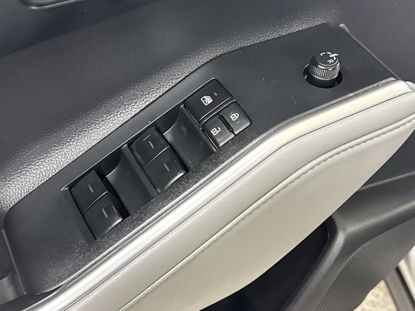 Used 2023 Toyota Highlander LE FWD image 19
