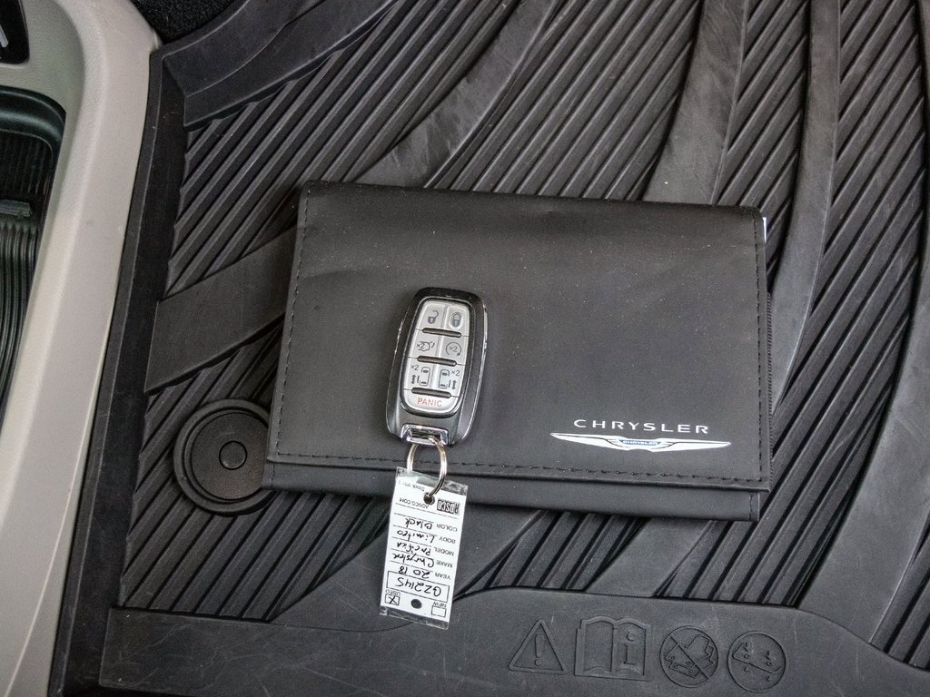 Used 2018 Chrysler Pacifica Limited image 39