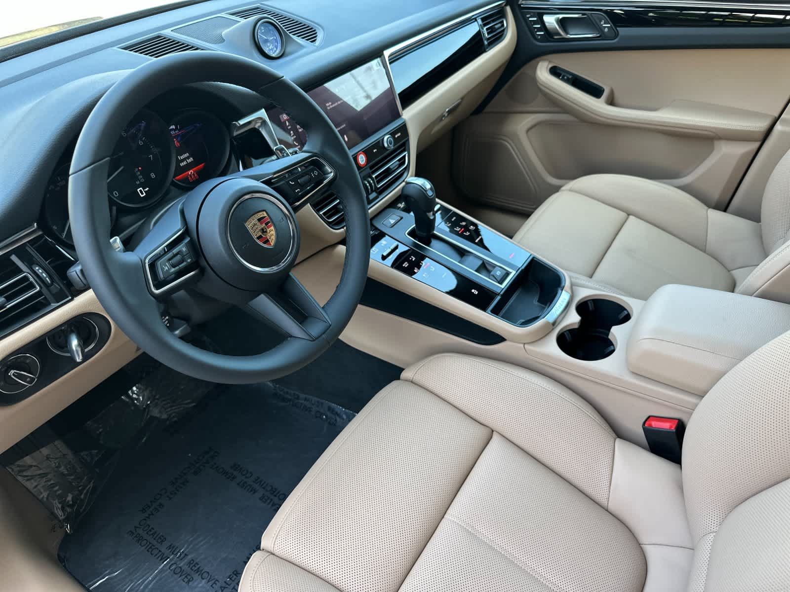 Certified 2025 Porsche Macan AWD/4WD image 4