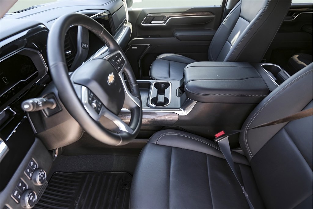 Used 2025 Chevrolet Silverado 2500 LTZ w/ LTZ Convenience Package image 12