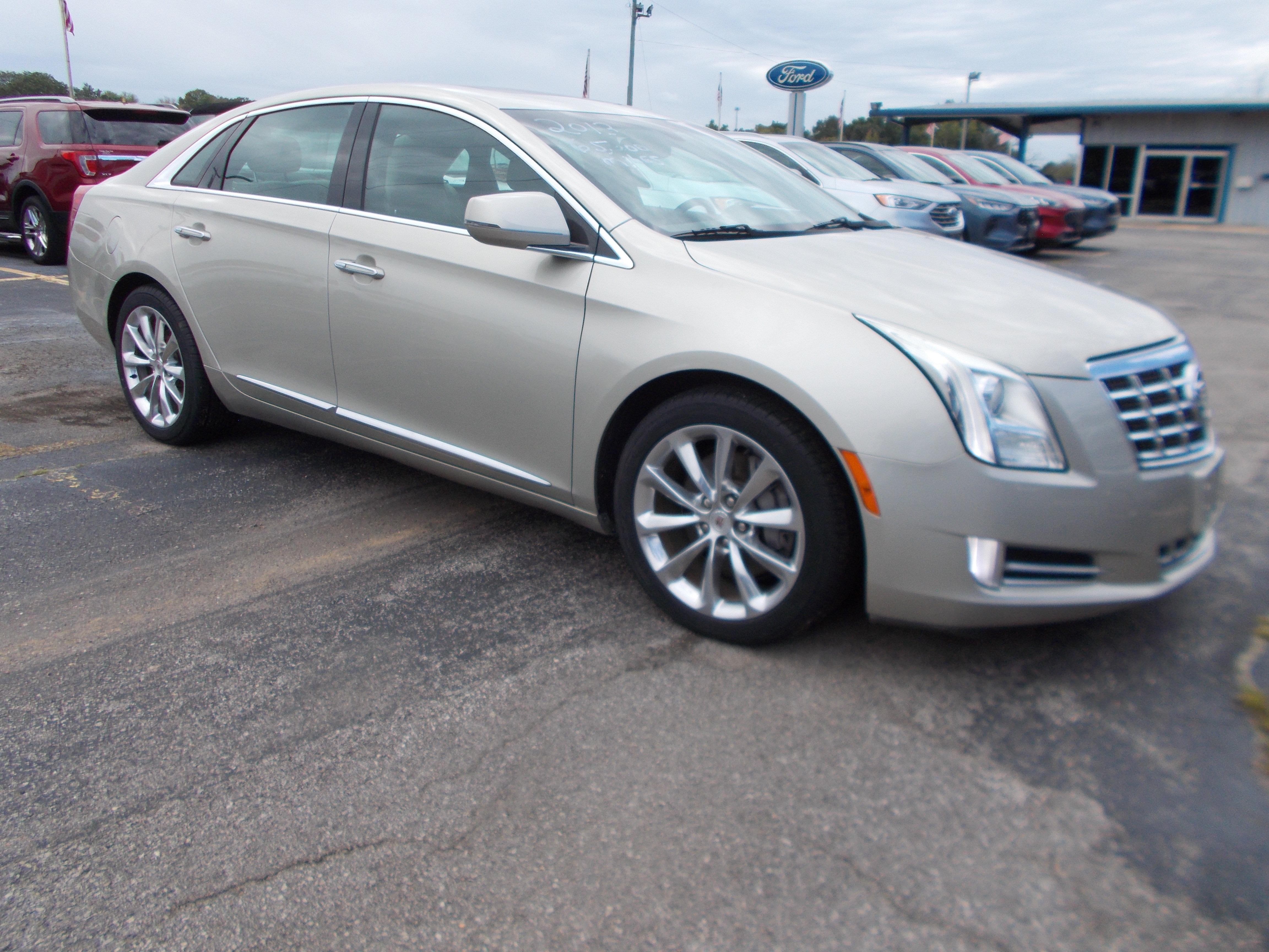 Used 2013 Cadillac XTS Luxury FWD image 2