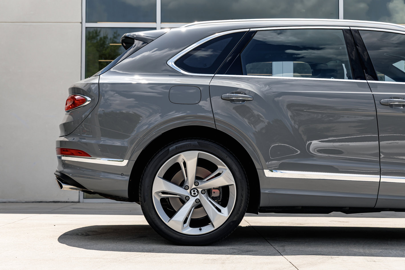 Used 2024 Bentley Bentayga image 5