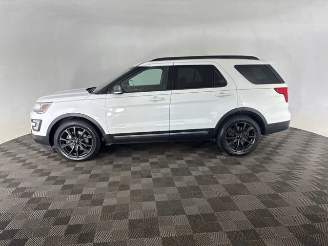 Used 2017 Ford Explorer XLT w/ Equipment Group 202A AWD/4WD image 7