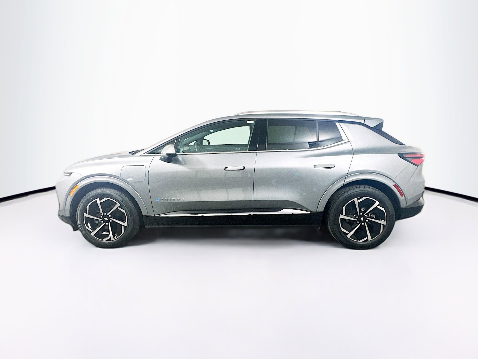 Used 2025 Chevrolet Equinox EV LT w/ Convenience Package image 4