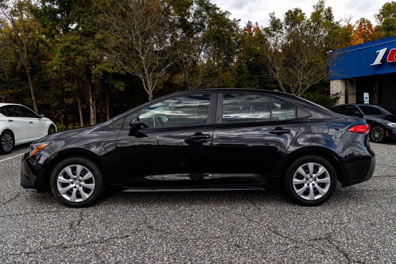 Used 2021 Toyota Corolla LE FWD image 3