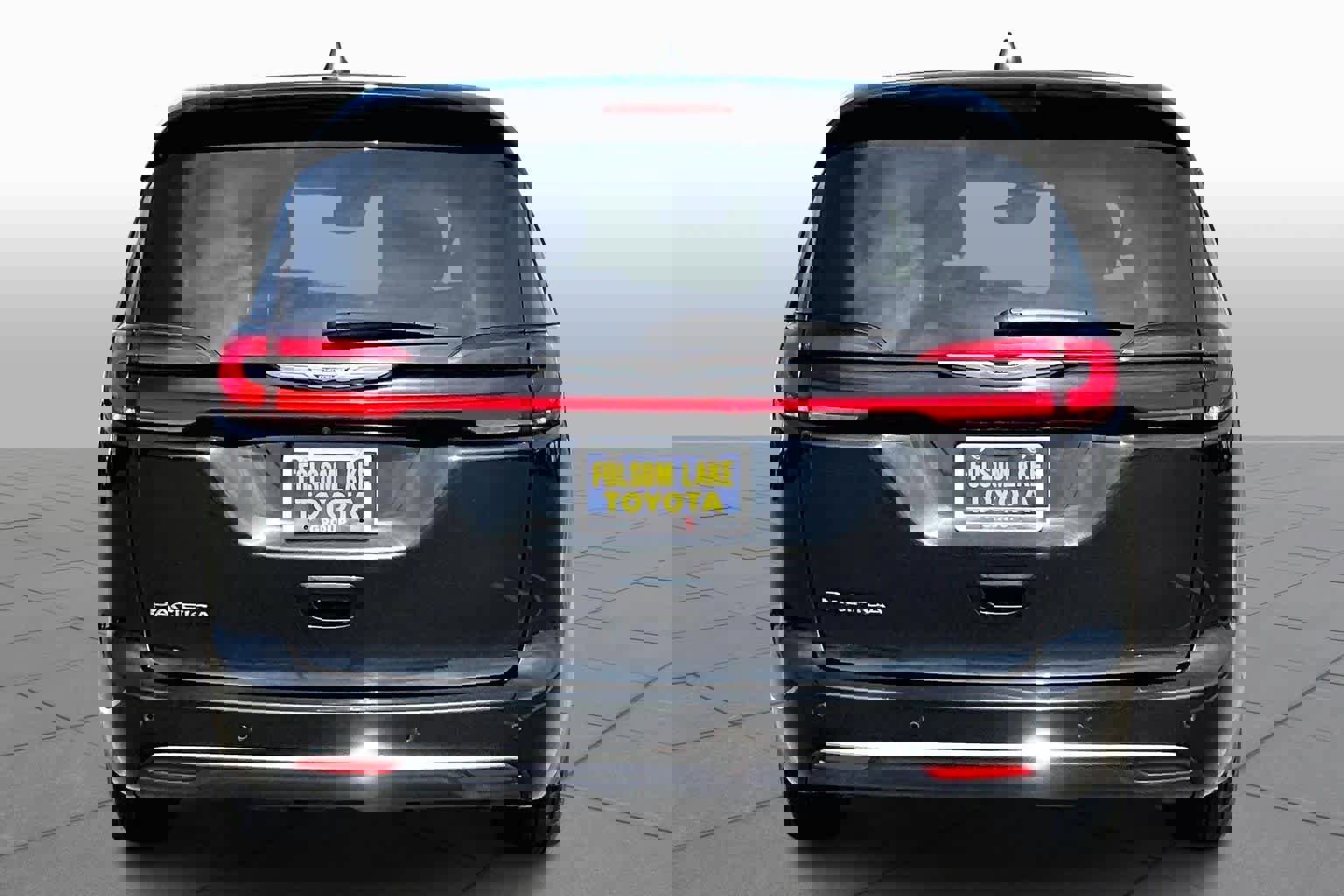 Used 2024 Chrysler Pacifica Touring-L image 4