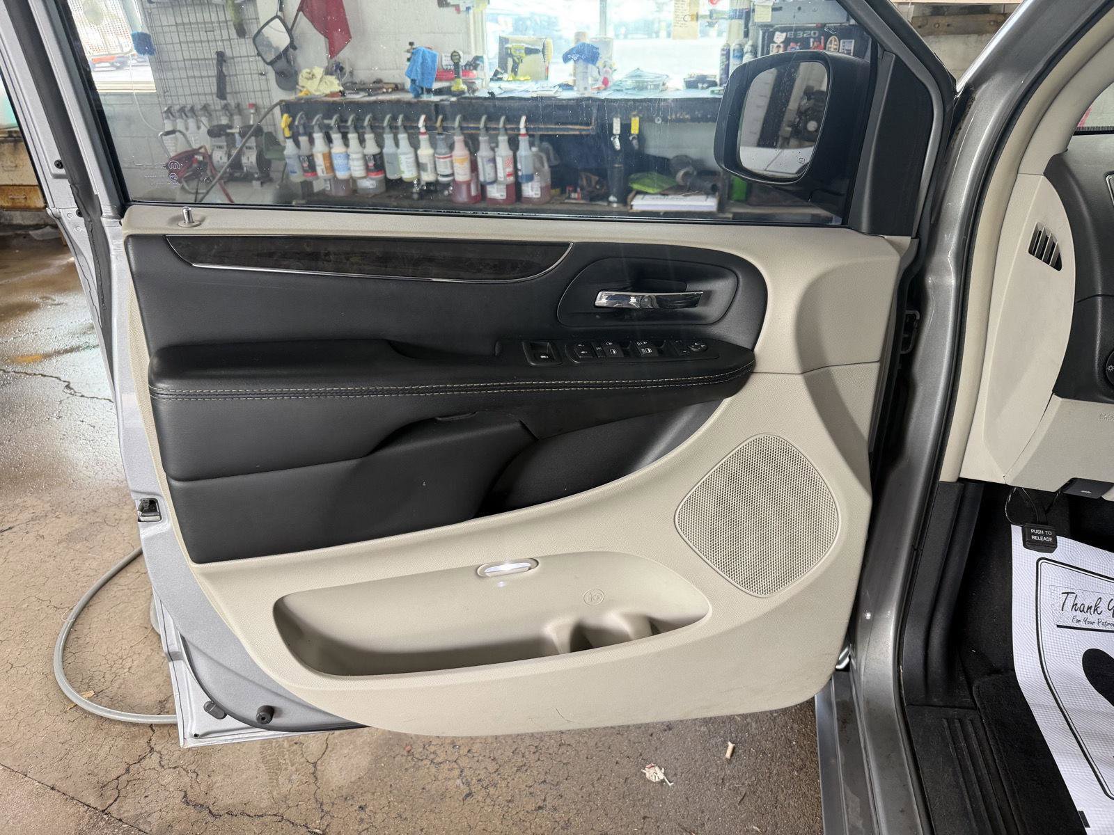 Used 2015 Chrysler Town & Country Touring FWD image 11