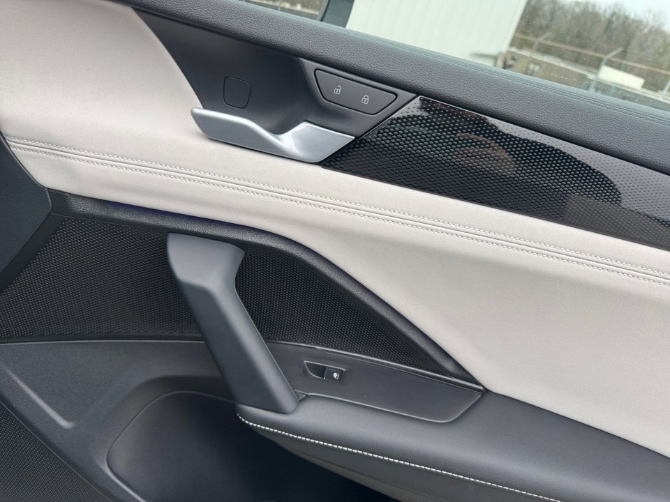 Certified 2025 Volkswagen Tiguan SE image 35