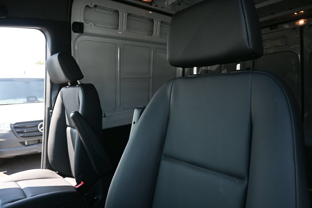 Used 2025 Mercedes-Benz Sprinter 2500 image 5