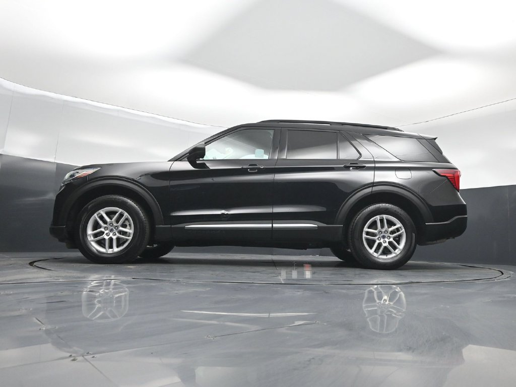 Used 2025 Ford Explorer Active AWD/4WD image 8