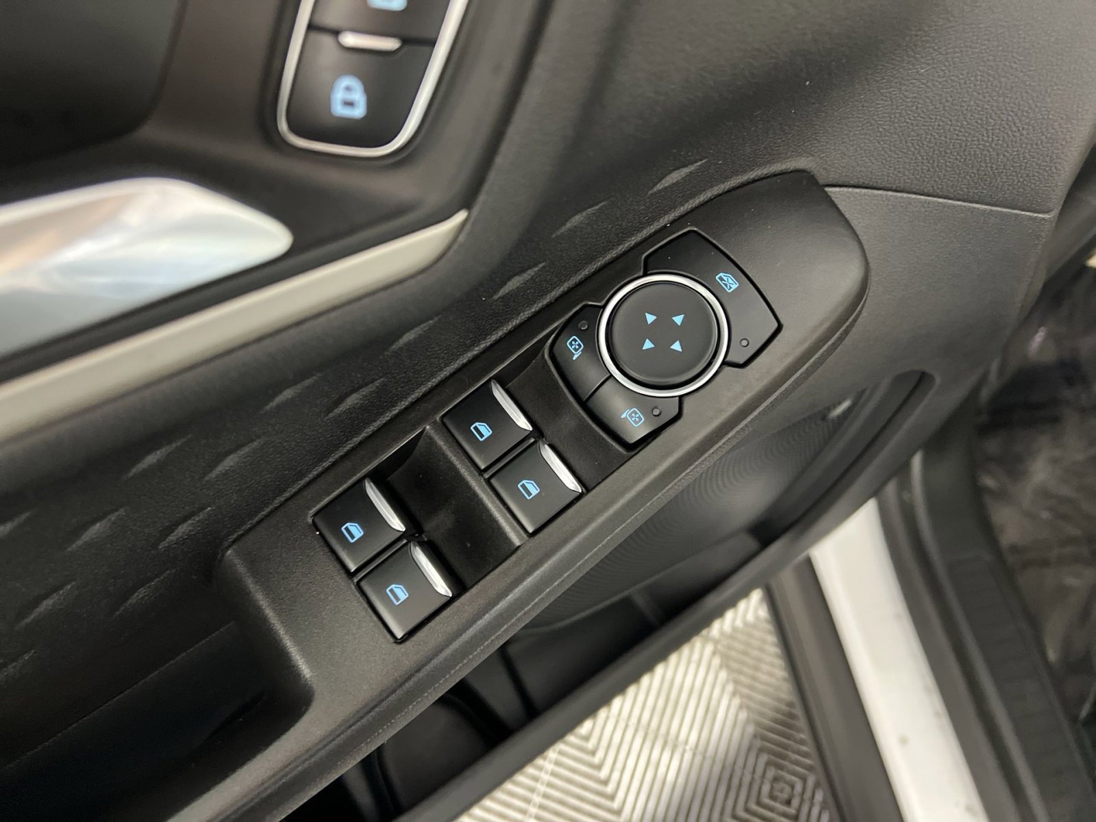 Used 2020 Ford Escape SE image 15