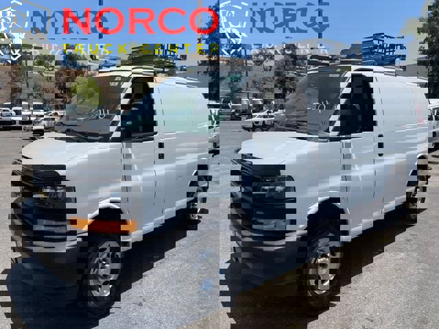 Used 2018 Chevrolet Express 2500 image 2