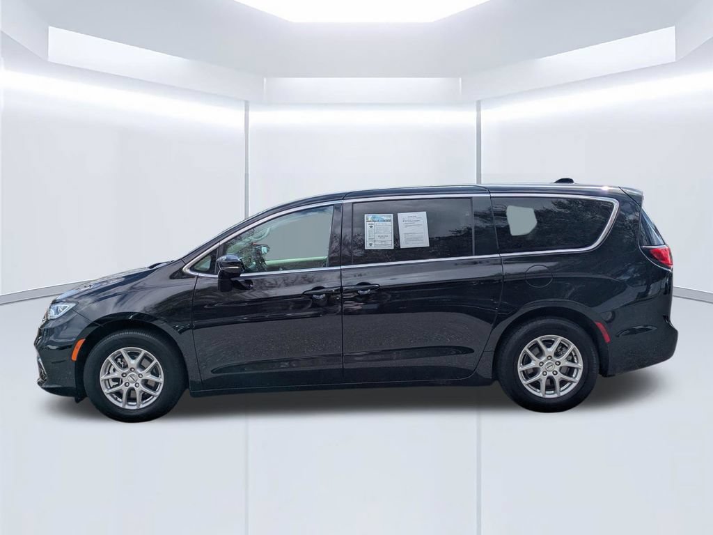 Used 2024 Chrysler Pacifica Touring-L FWD image 6