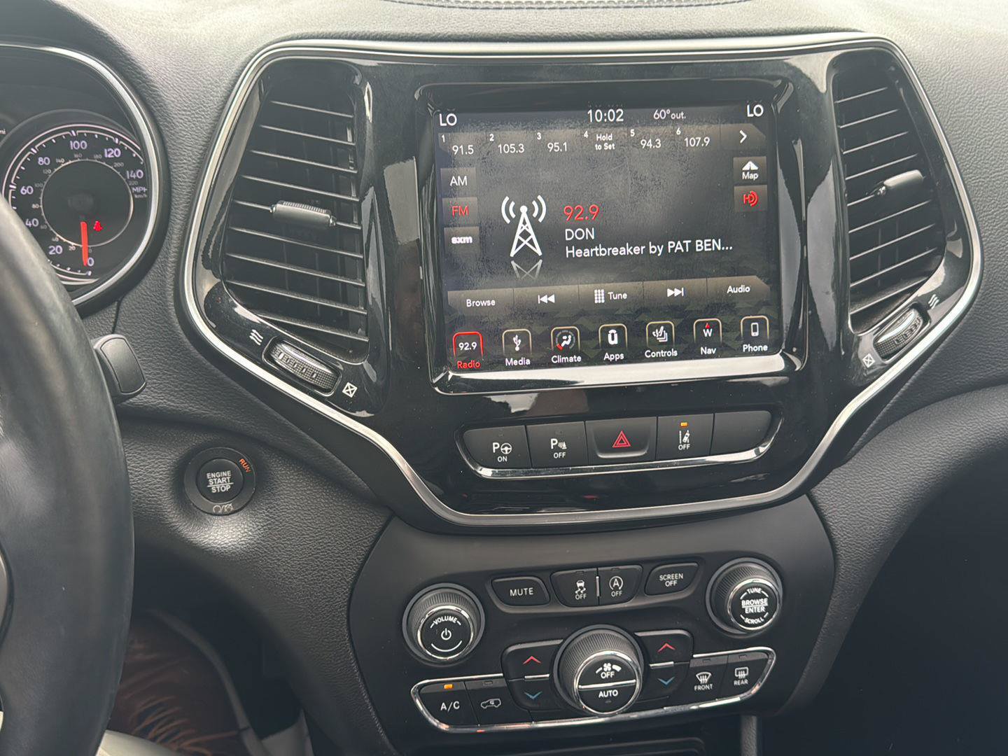 Used 2019 Jeep Cherokee Limited w/ Luxury Group AWD/4WD image 13