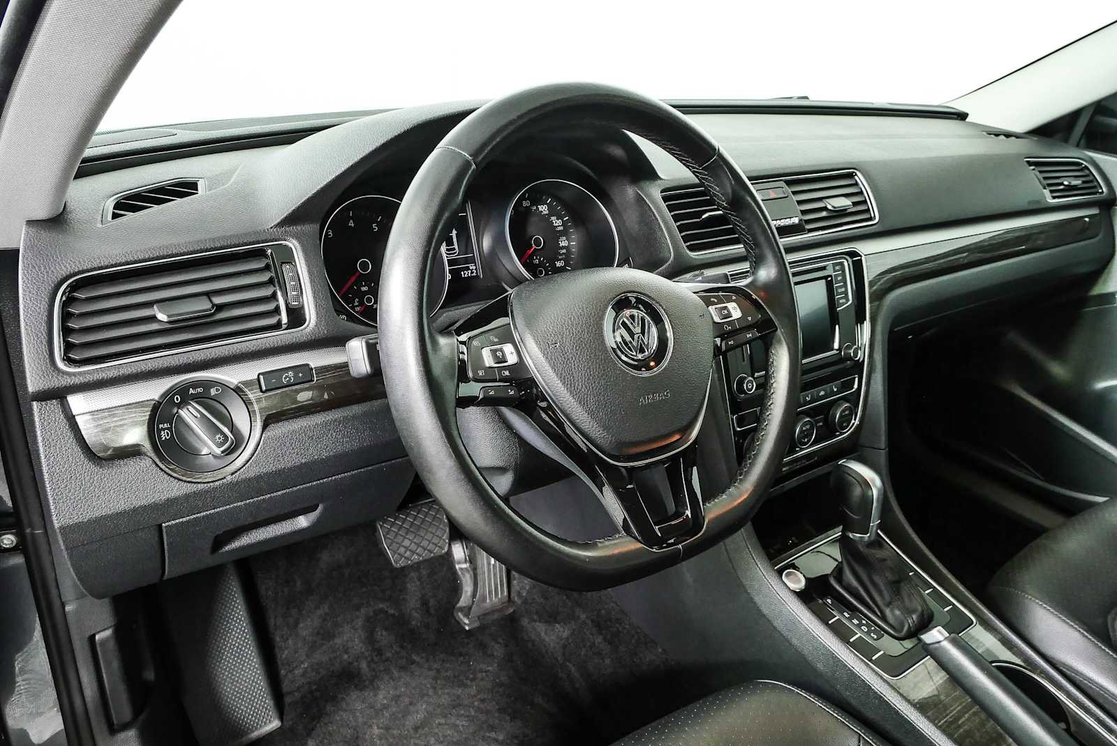 Used 2018 Volkswagen Passat 2.0T SE FWD image 4