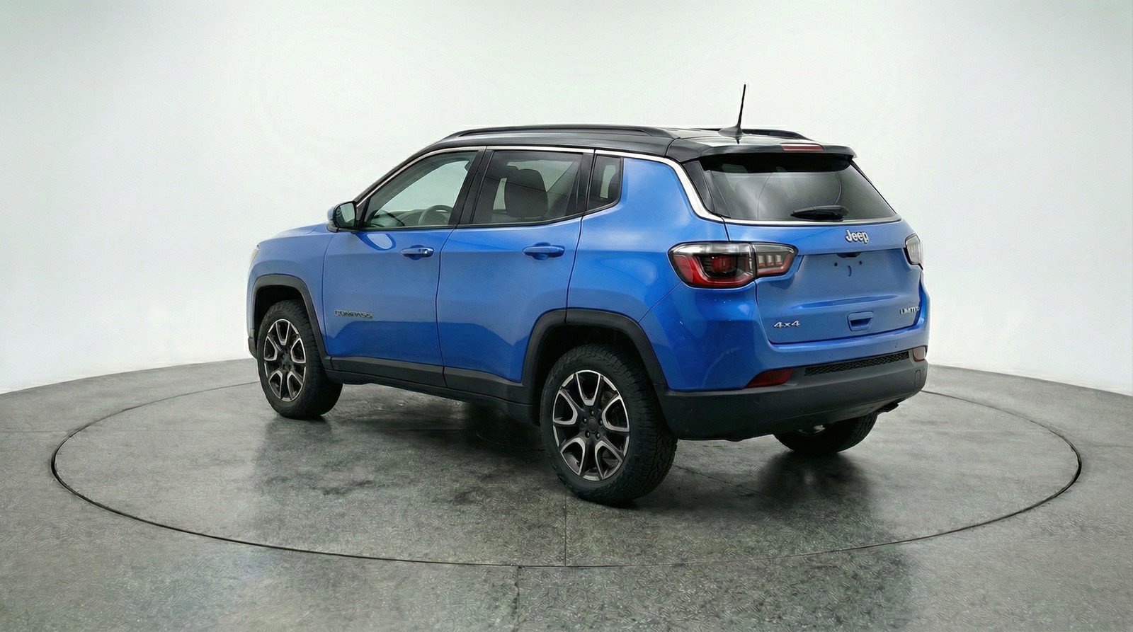 Used 2025 Jeep Compass Trailhawk image 5