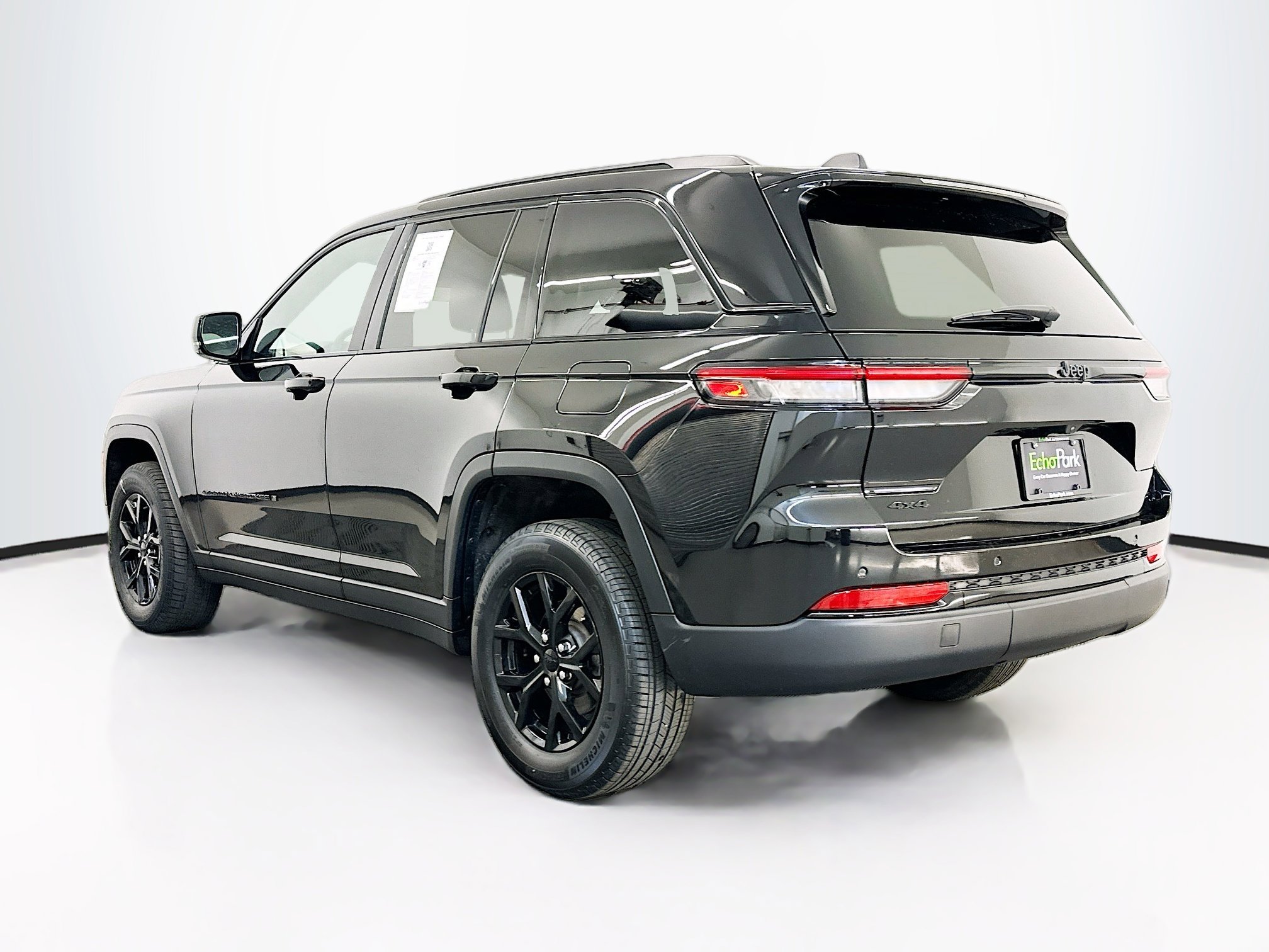 Used 2025 Jeep Grand Cherokee Altitude AWD/4WD image 5