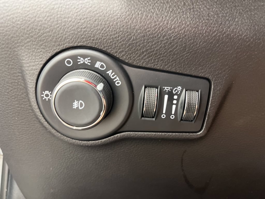 Used 2025 Jeep Compass Trailhawk AWD/4WD image 25