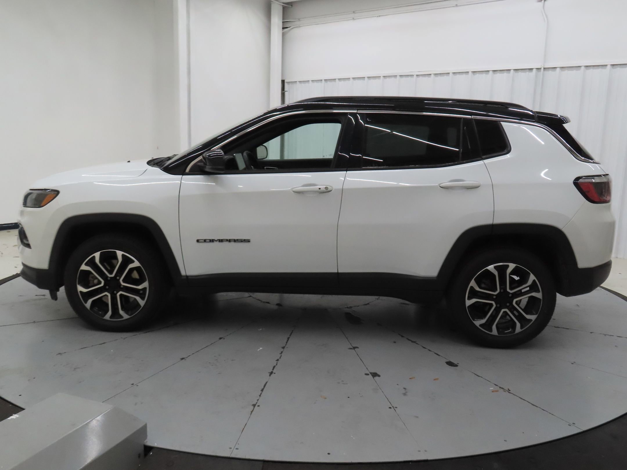 Used 2023 Jeep Compass Limited image 6