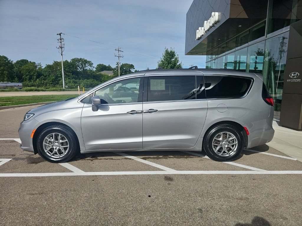 Used 2021 Chrysler Pacifica Touring FWD image 2