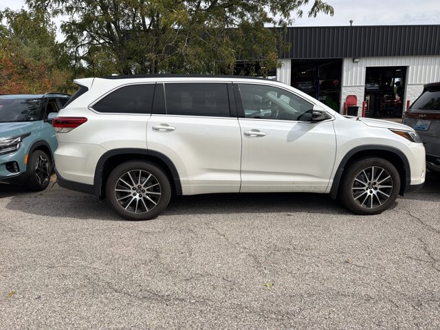 Used 2017 Toyota Highlander SE AWD/4WD image 11