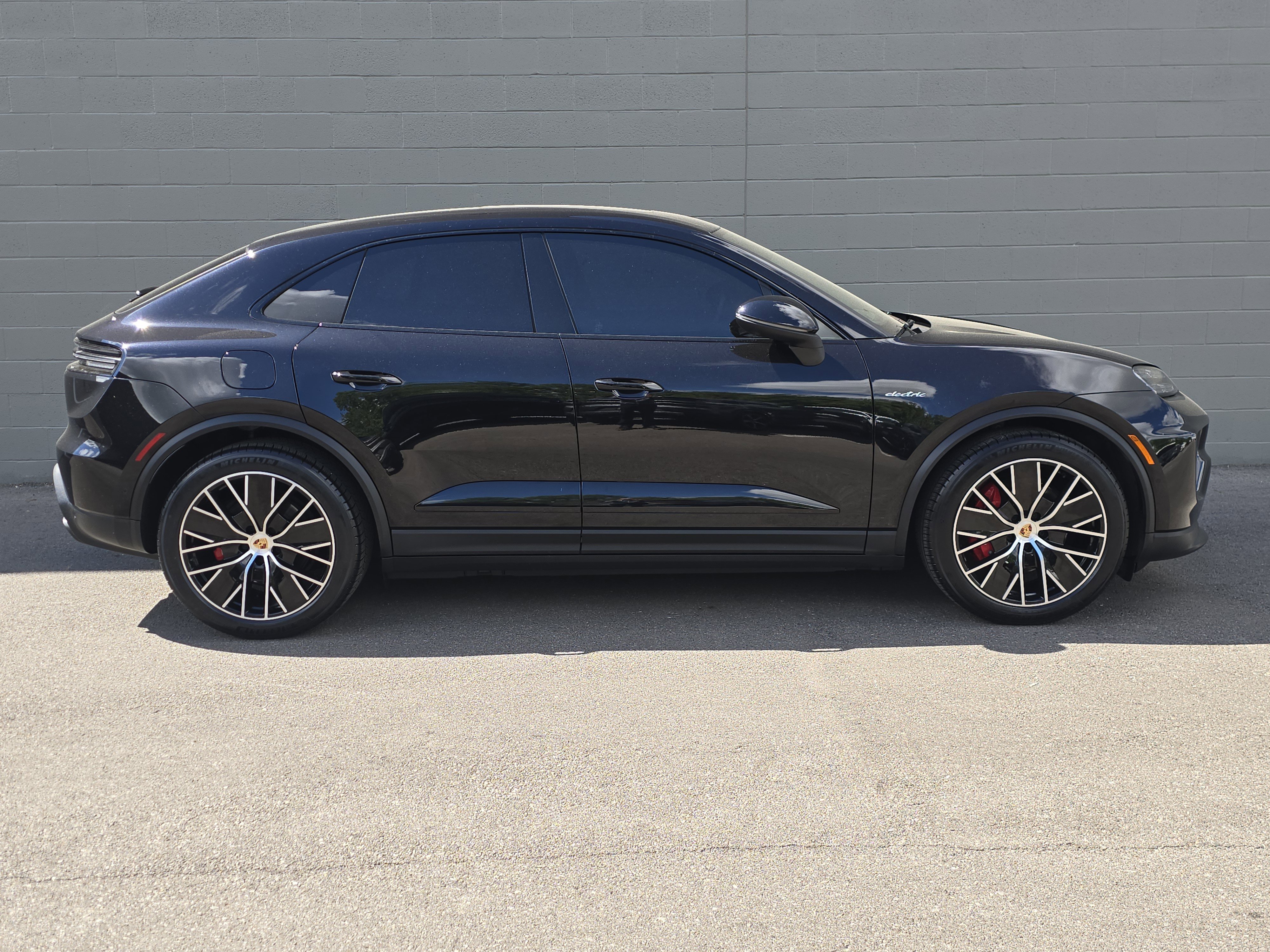 Certified 2025 Porsche Macan 4S Electric AWD/4WD image 8