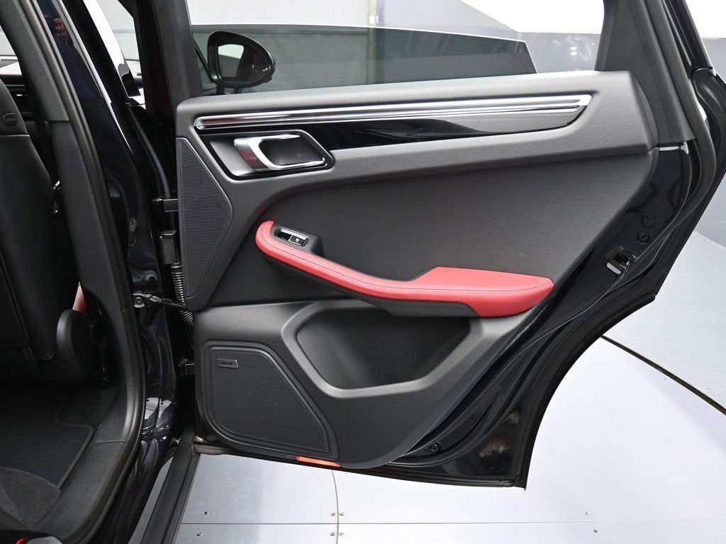Certified 2025 Porsche Macan AWD/4WD image 26