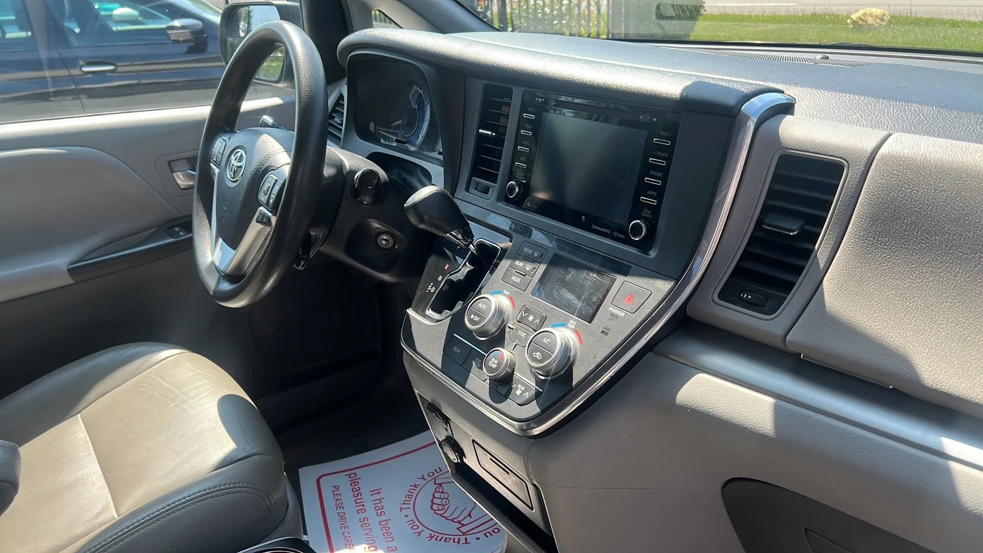Used 2018 Toyota Sienna LE w/ Carpet Mat Package image 19