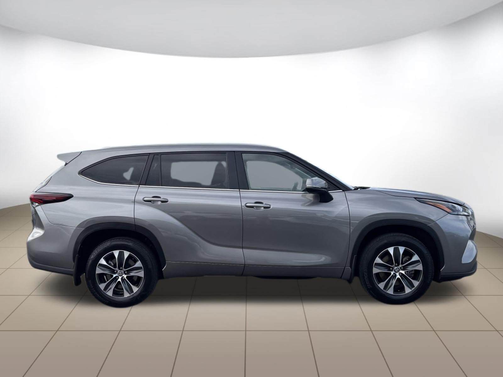 Used 2025 Toyota Highlander XLE AWD/4WD image 8