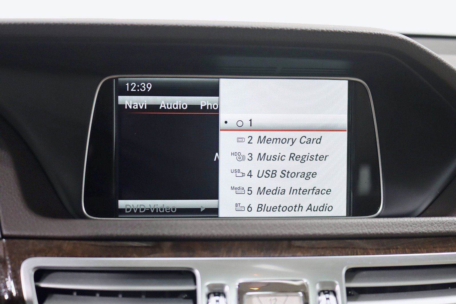 Used 2015 Mercedes-Benz E 350 E 350 4MATIC-Premium 1 Package w/ Premium 1 Package image 28