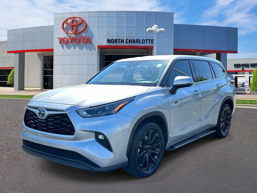 Used 2022 Toyota Highlander LE FWD image 3