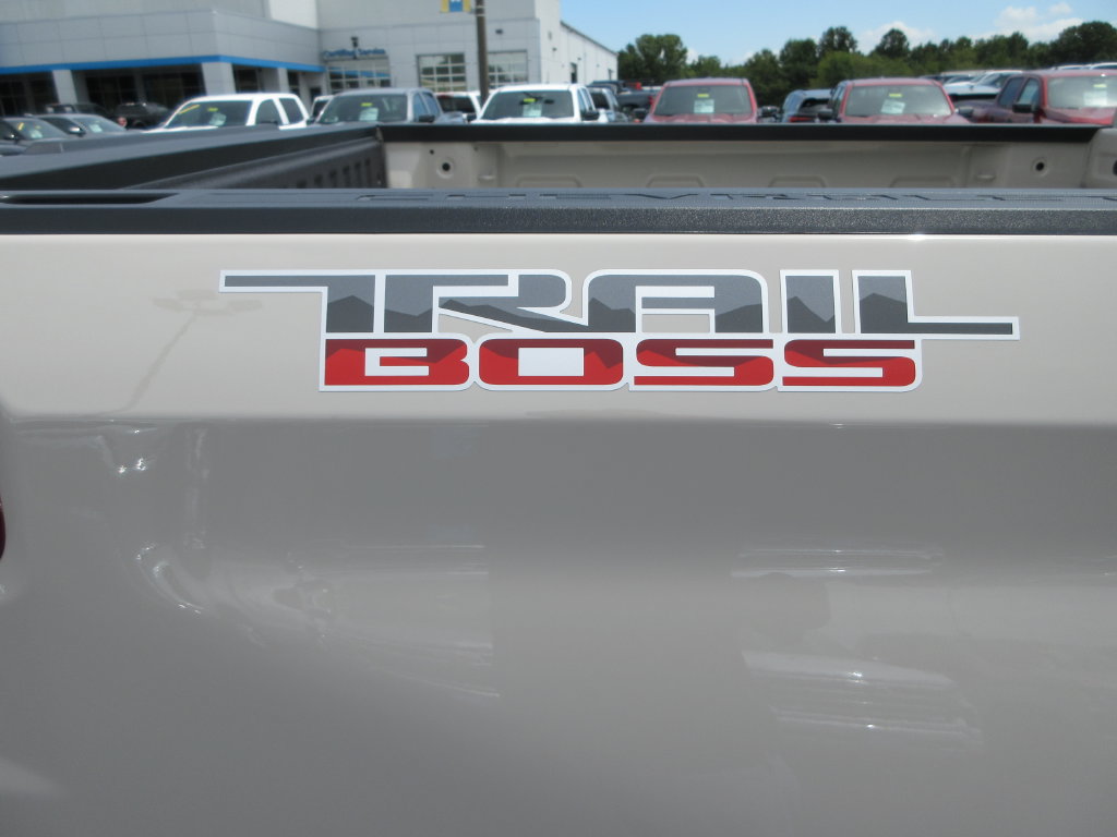 New 2026 Chevrolet Silverado 1500 Custom Trail Boss w/ LPO, Dark Essentials Package AWD/4WD image 13
