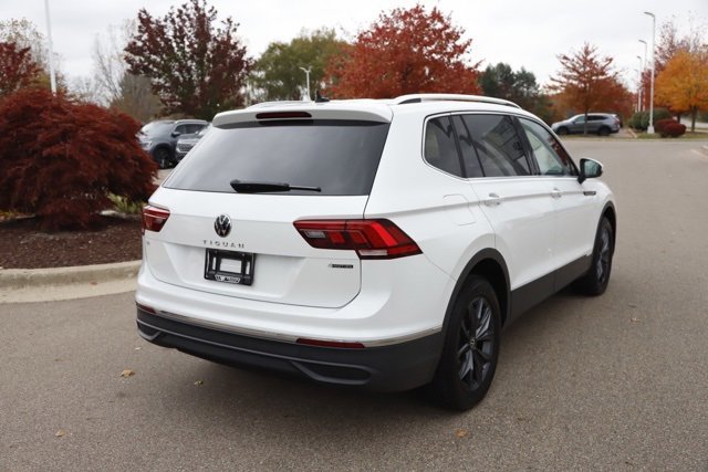 Used 2023 Volkswagen Tiguan SE w/ Panoramic Sunroof Package image 3