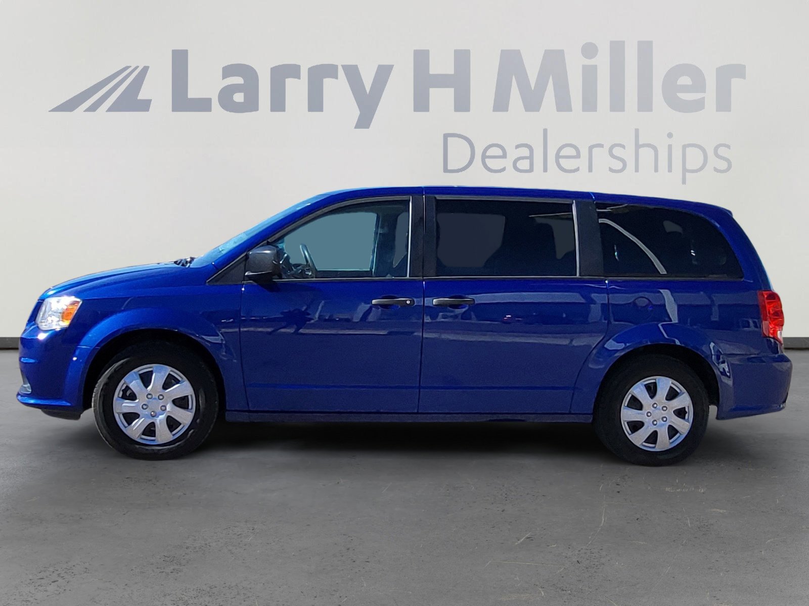 Used 2019 Dodge Grand Caravan SE w/ UConnect Hands-Free Group image 2