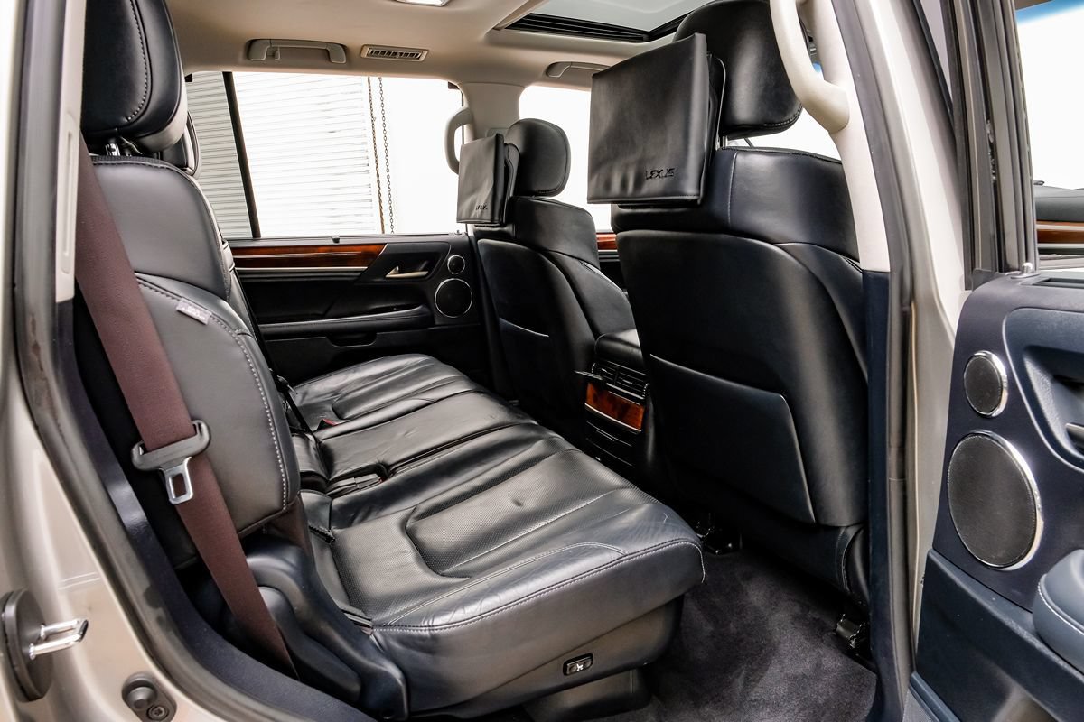 Used 2019 Lexus LX 570 4WD w/ Luxury Package image 31