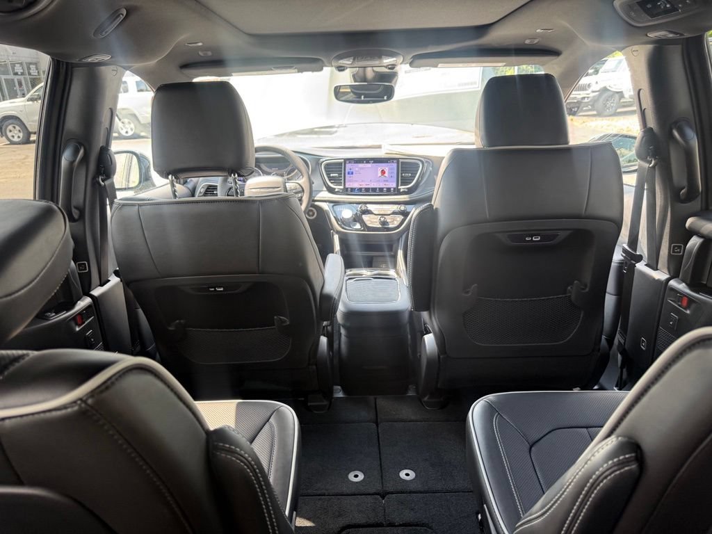 New 2027 Chrysler Pacifica Limited FWD image 44