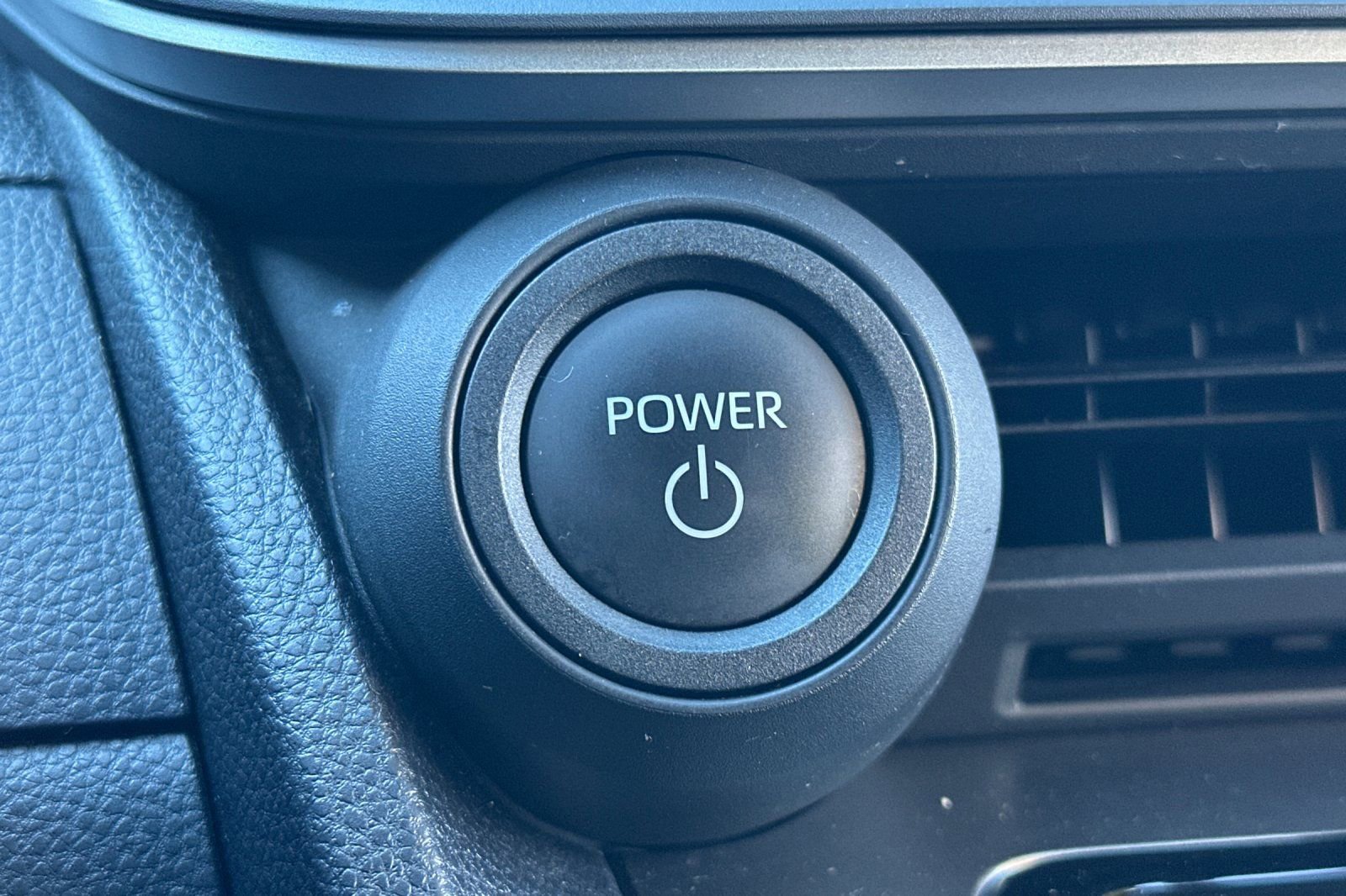 Used 2024 Toyota Prius LE image 25