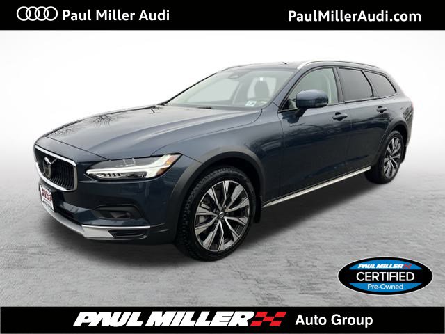 Used 2025 Volvo V90 B6 Cross Country Plus image 1