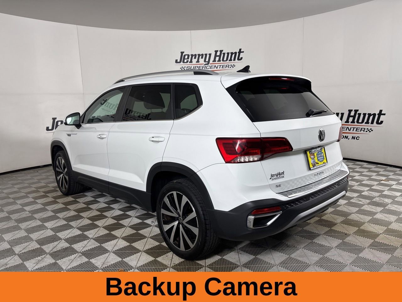 Used 2023 Volkswagen Taos SE w/ Panoramic Sunroof Package image 7