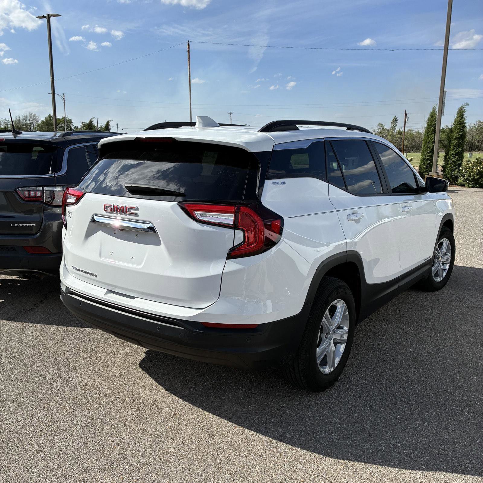 Used 2024 GMC Terrain SLE w/ Driver Convenience Package image 4