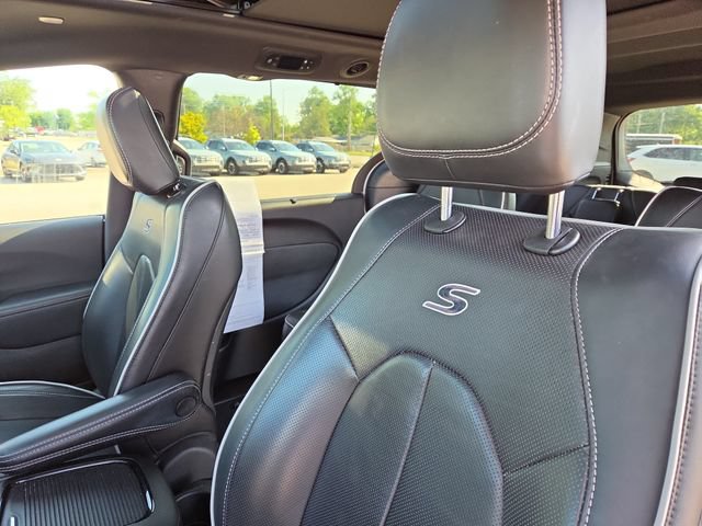 Used 2025 Chrysler Pacifica Limited FWD image 26