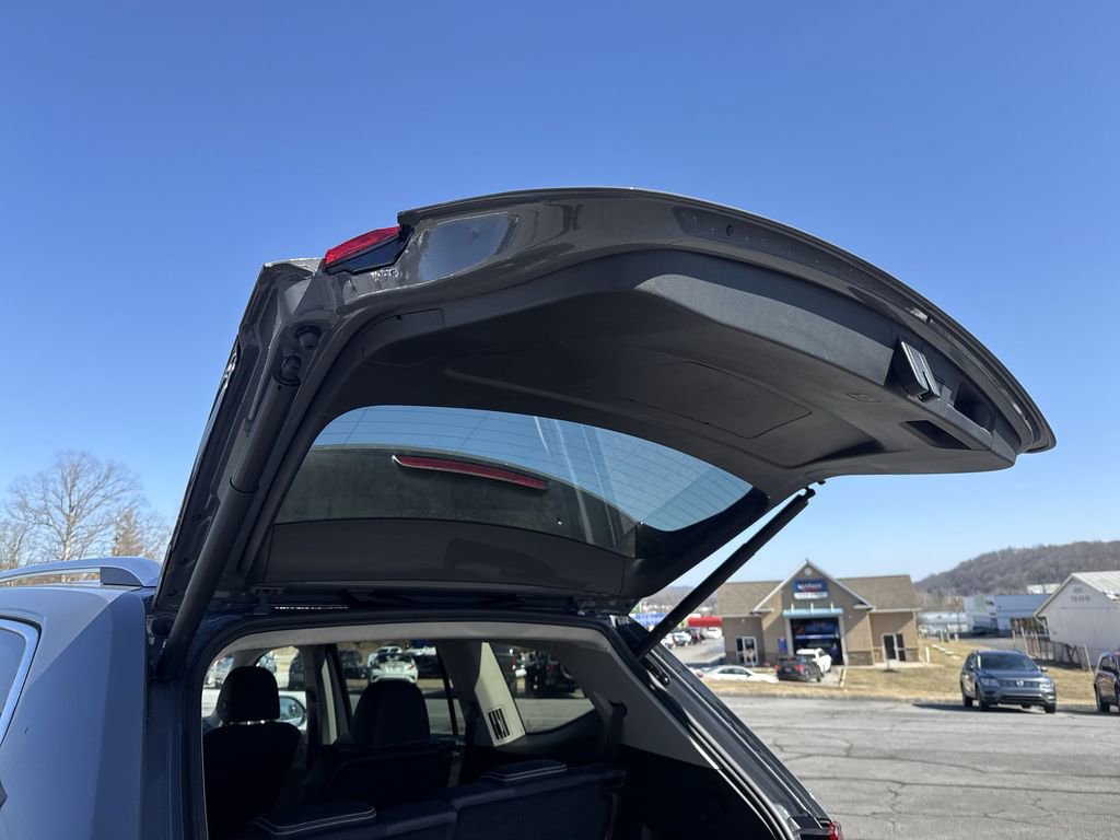 Certified 2025 Volkswagen Atlas SEL image 28