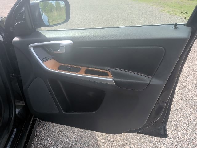 Used 2017 Volvo XC60 T5 Inscription image 9