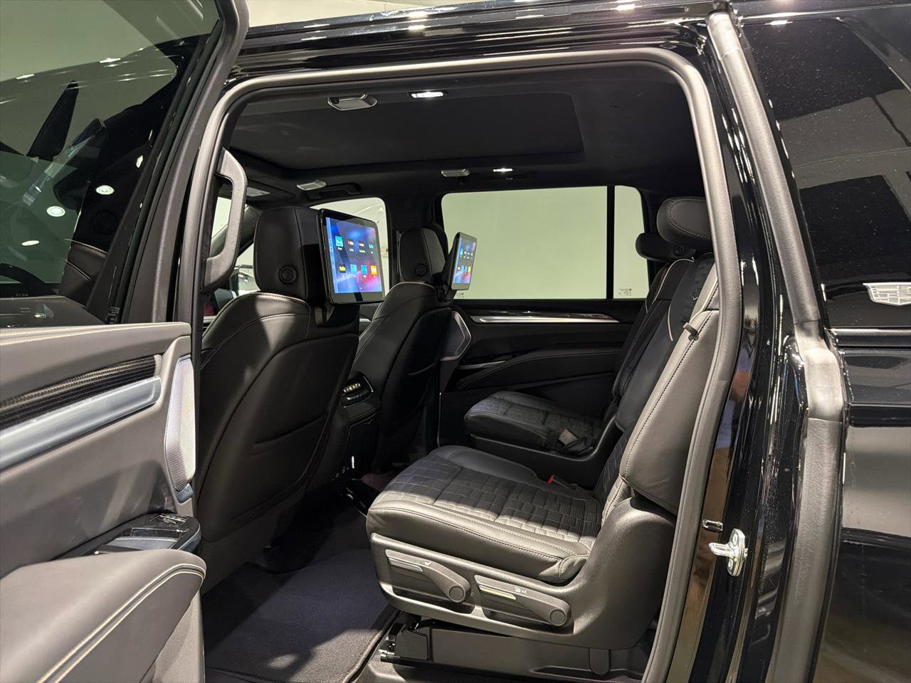 Used 2026 Cadillac Escalade ESV V image 23