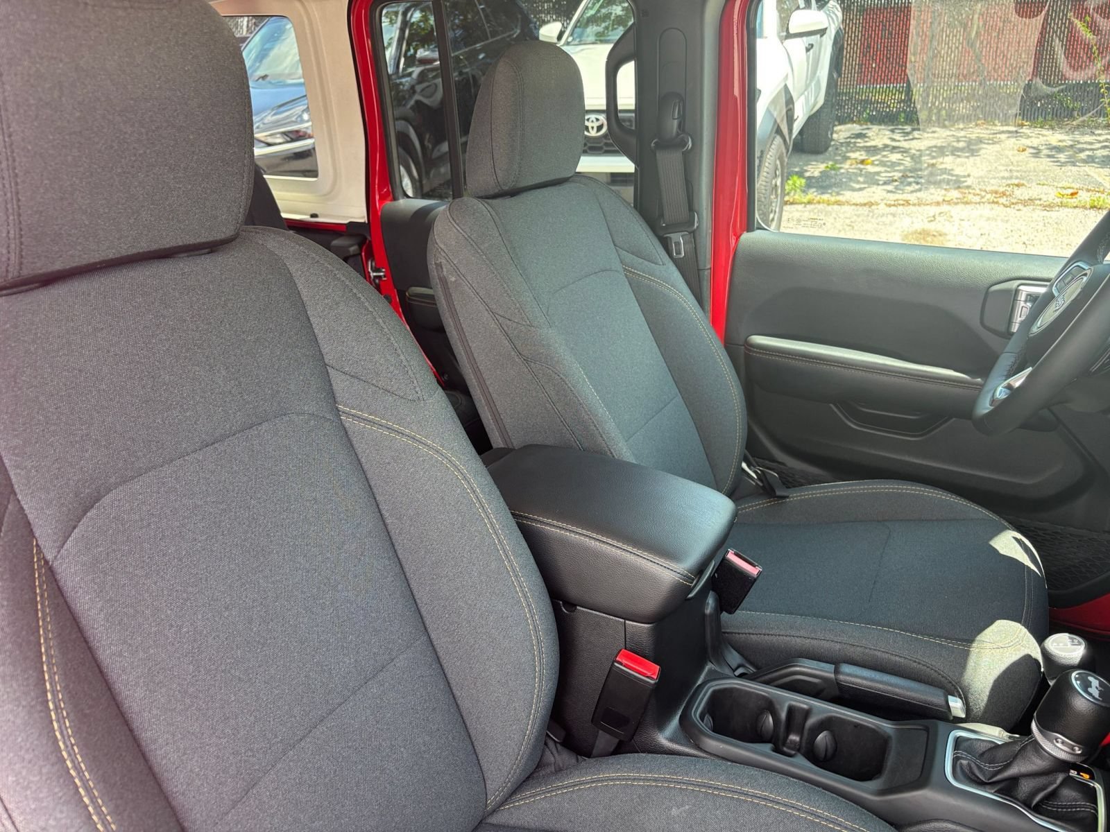 Used 2025 Jeep Wrangler Unlimited Sahara AWD/4WD image 31