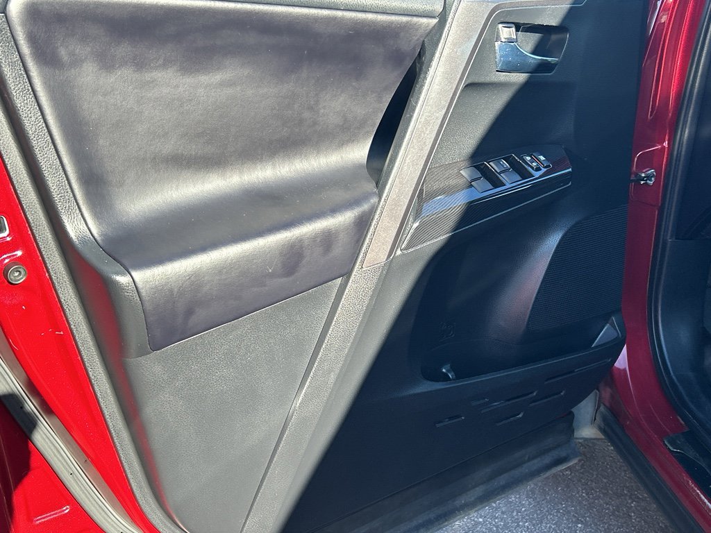 Used 2018 Toyota RAV4 SE image 23